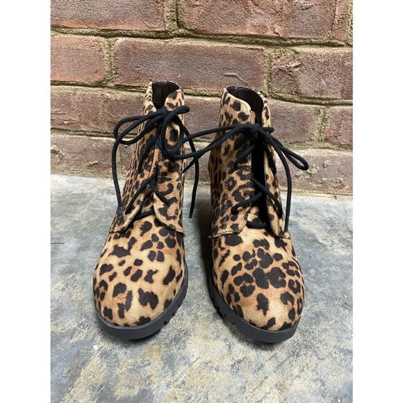 Soda Cheetah Faux Suede Print Lace Up Wedge Bootie NEW Size 6.5 - Picture 2 of 7